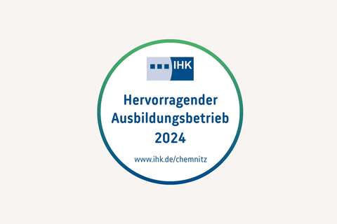 The image shows a circular emblem with "Hervorragender Ausbildungsbetrieb 2024" and the IHK logo, highlighting excellence.